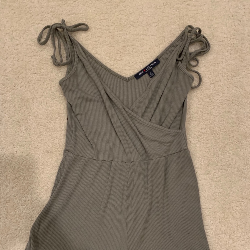 Green one clothing size small romper